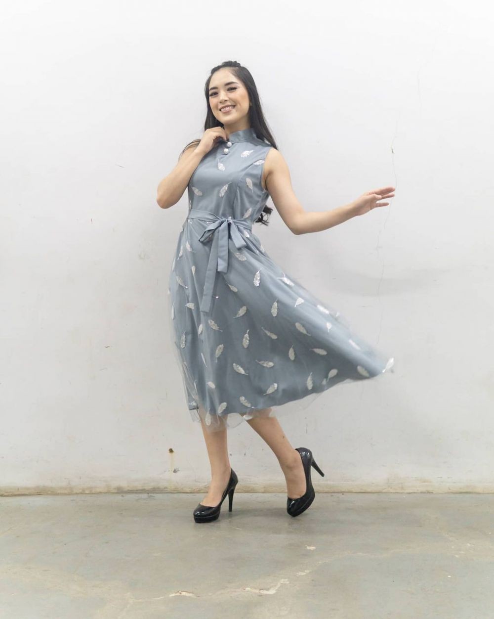 Tiap Pasang Mata Tersihir! 9 Ide Dress Kondangan ala Michelle Wanda