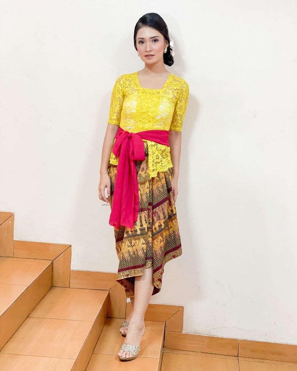 Menambah Daya Tarik Seketika! 9 Inspirasi Kebaya Berbahan Brokat
