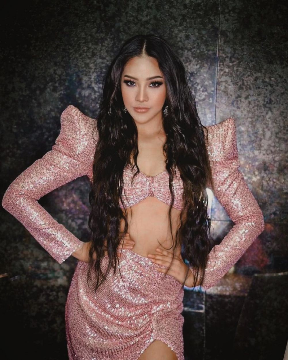 Bikin Pangling, 10 Potret Anya Geraldine dengan Full Makeup Glowing