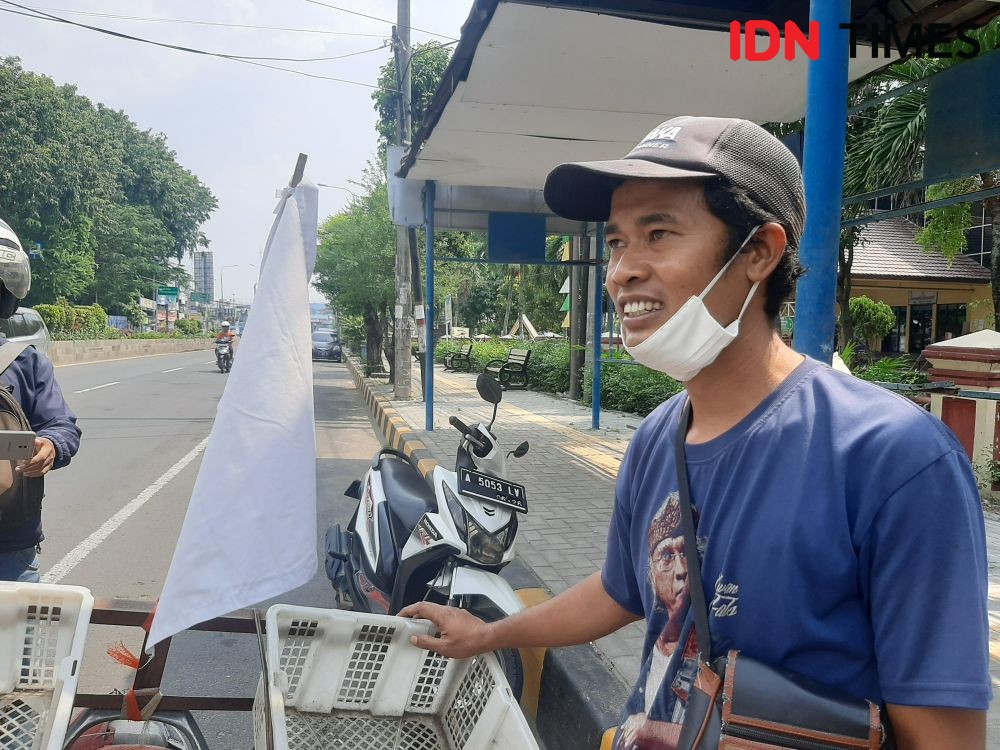 Protes PPKM Diperpanjang, Pedagang Buah Keliling Bawa Bendera Putih 