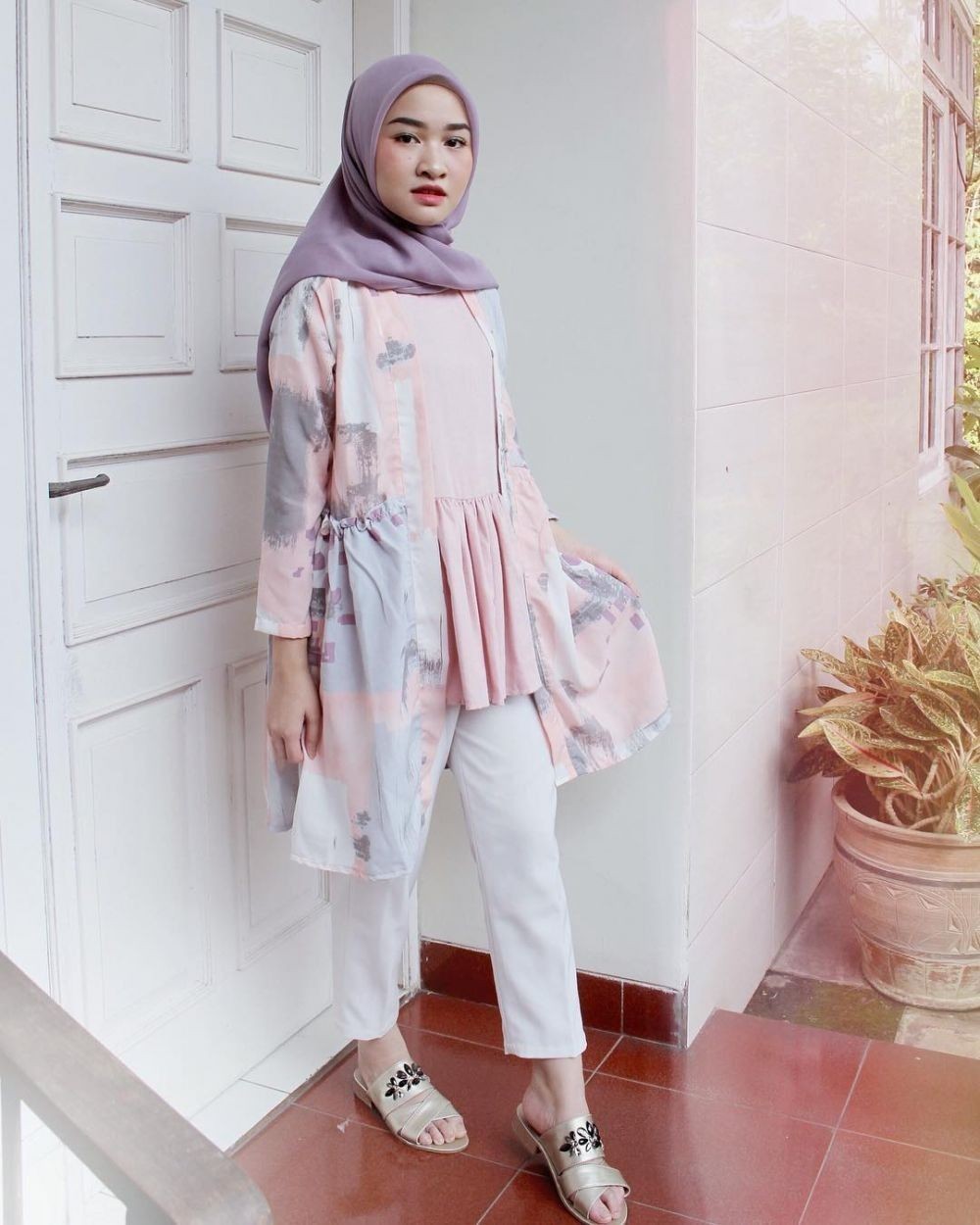 9 Inspirasi Ootd Dengan Hijab Warna Ungu Gaya Unik Nan Kece 