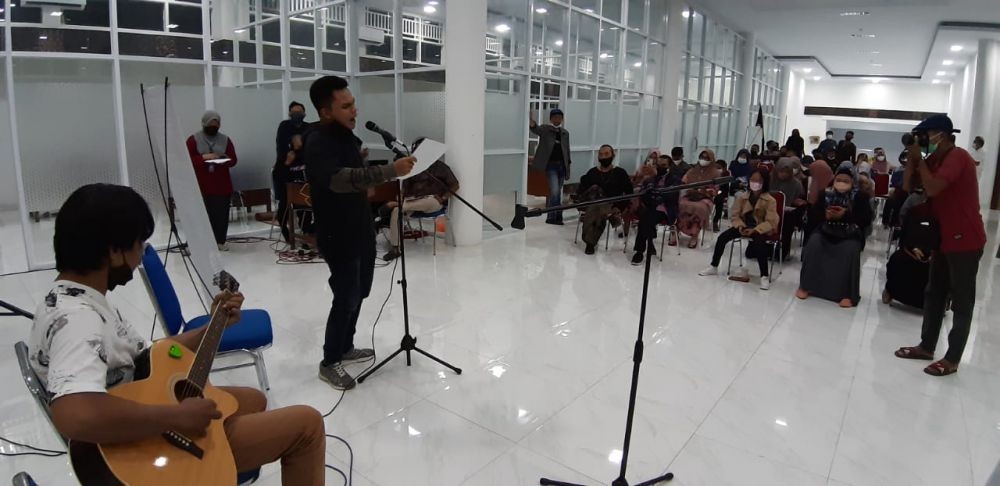KoPi Makassar Rayakan Hari Puisi Indonesia 2021 dengan Peluncuran Buku