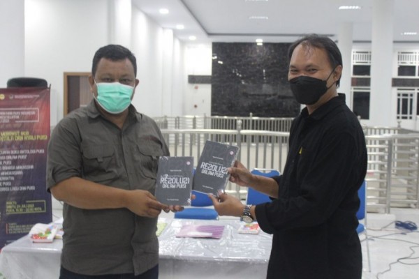 KoPi Makassar Rayakan Hari Puisi Indonesia 2021 dengan Peluncuran Buku