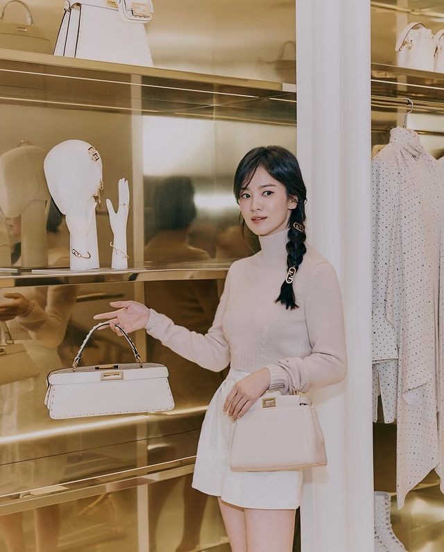 12 Potret Terbaru Song Hye Kyo di Acara Fendi, Masih Kayak ABG