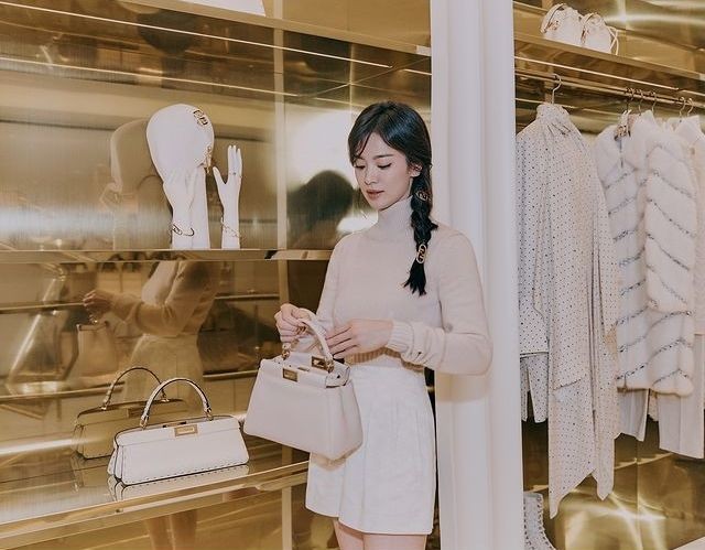 12 Potret Terbaru Song Hye Kyo di Acara Fendi, Masih Kayak ABG