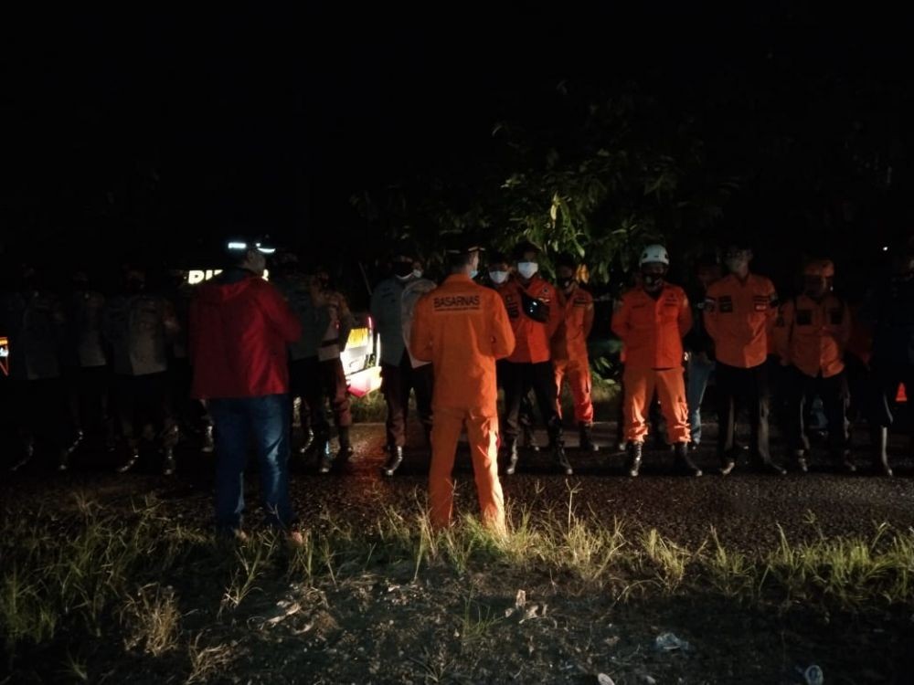 Tim SAR Evakuasi Mobil Jatuh ke Jurang di Bone, Satu Orang Tewas