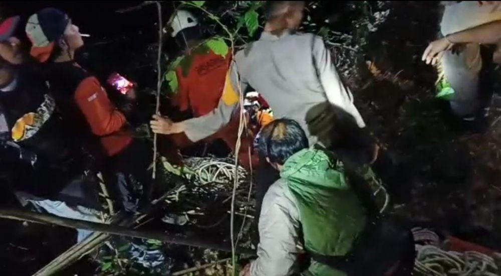 Tim SAR Evakuasi Mobil Jatuh ke Jurang di Bone, Satu Orang Tewas
