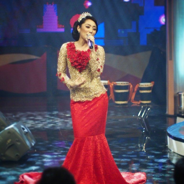 Glamor dan Mewah, 10 Gaya Kebaya Cetar ala Kiki Juliar