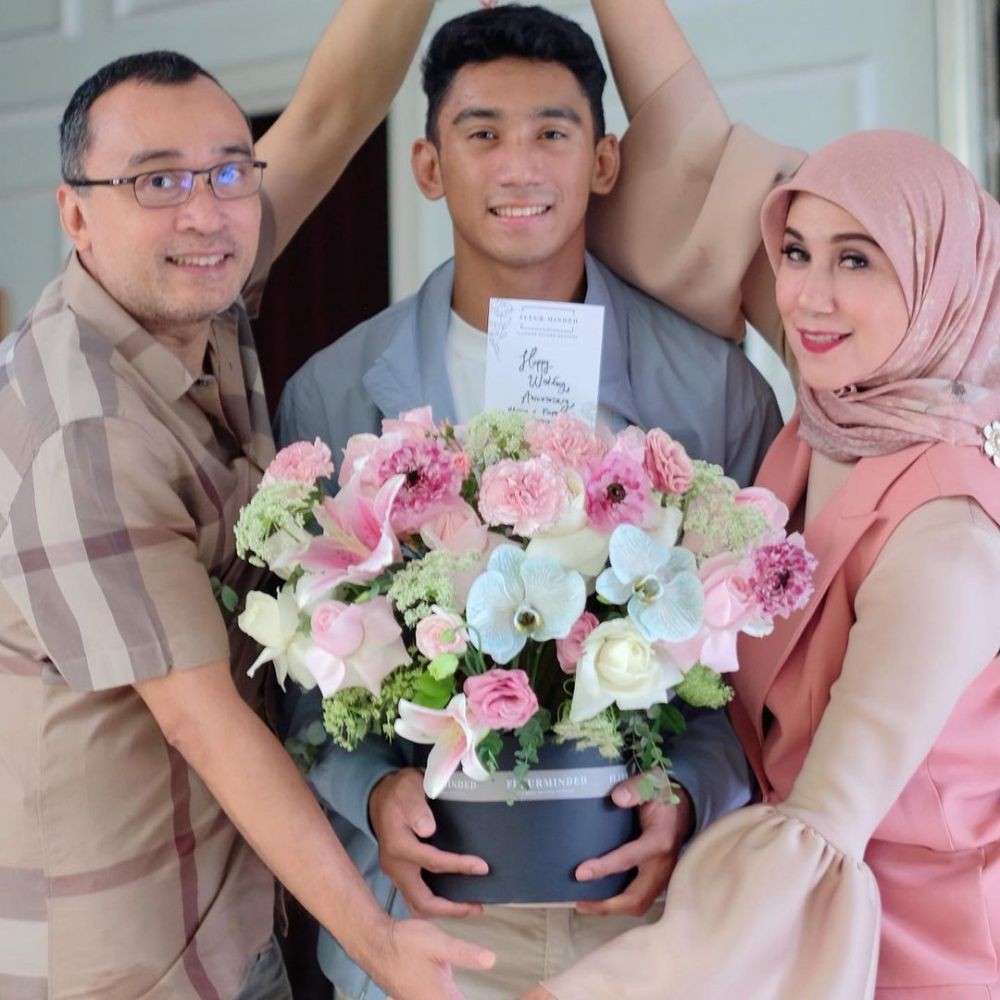 10 Potret Mesra Artis saat Berpose dengan Anak Semata Wayang