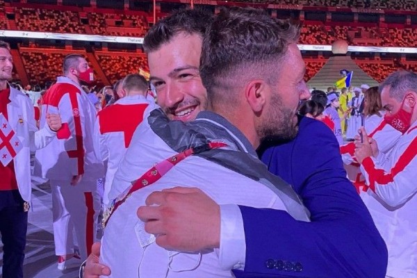 Pelukan Viral Kakak-Adik yang Terpisah karena Olimpiade Tokyo