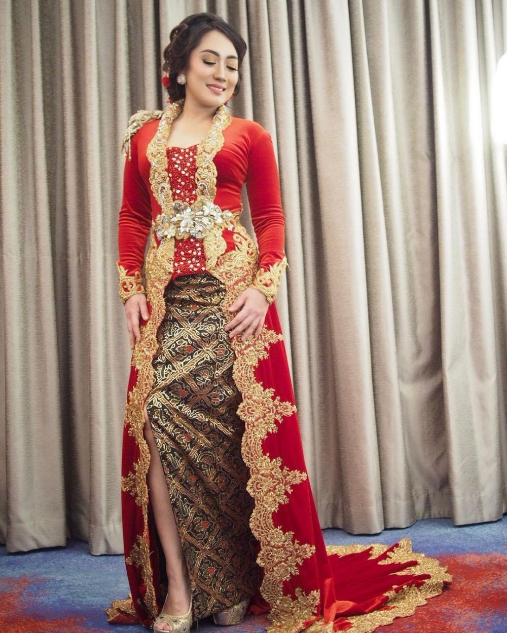 Glamor dan Mewah, 10 Gaya Kebaya Cetar ala Kiki Juliar