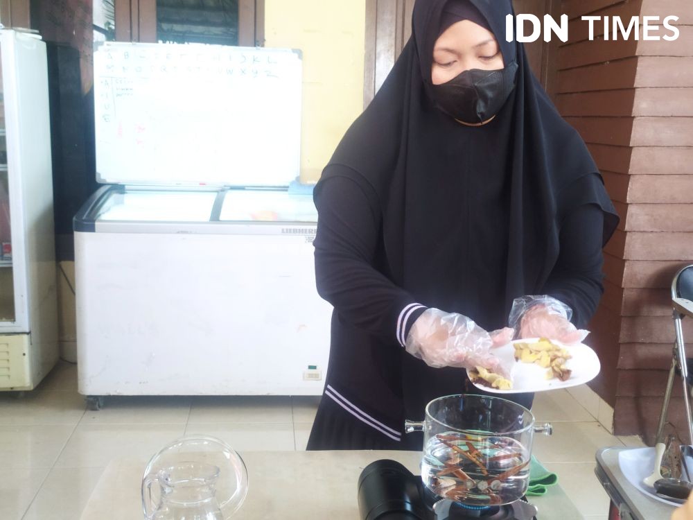 Bikin Minuman Herbal Gratis, Kirana Berbagi ke Pasien Isoman Palembang