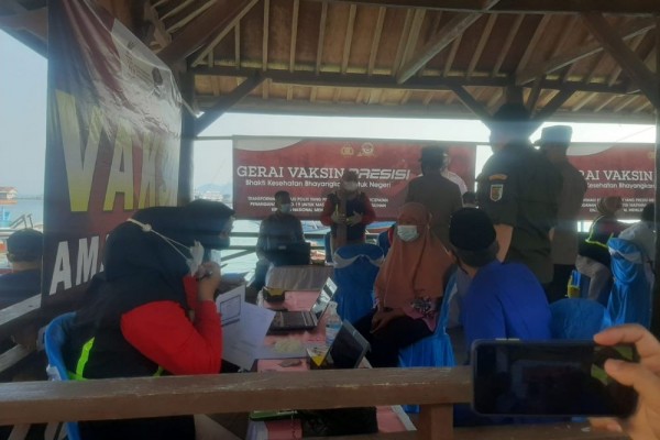 Hore! Polda Lampung Vaksinasi Warga di Objek Wisata Pulau Pahawang
