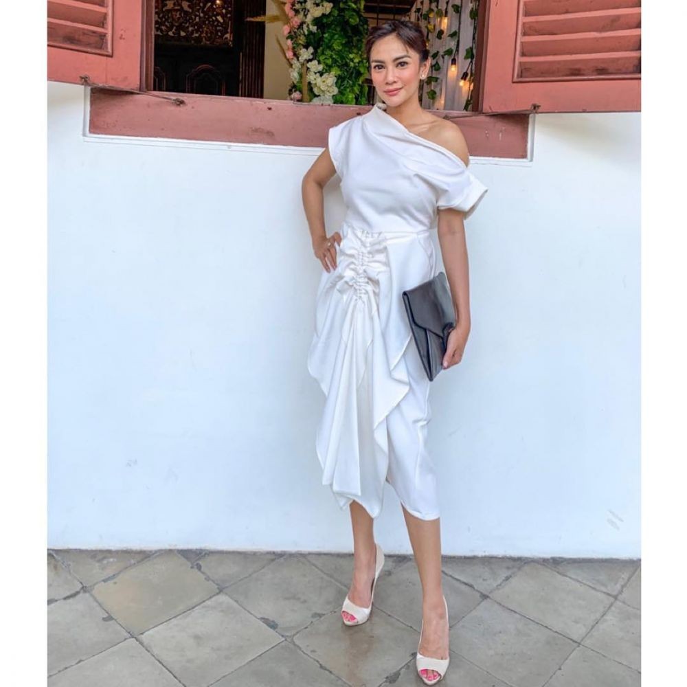 Pancarkan Keanggunan! 9 Inspirasi Dress Kondangan Model One Shoulder