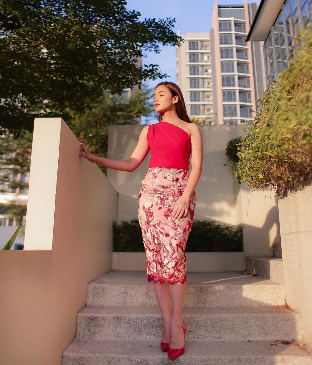 Pancarkan Keanggunan! 9 Inspirasi Dress Kondangan Model One Shoulder