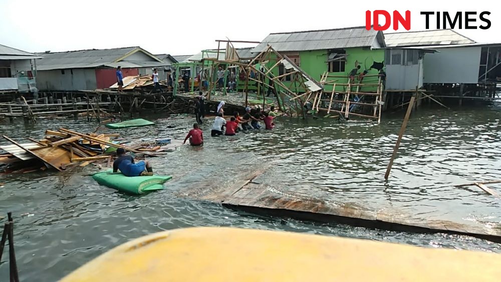 4 Rumah di Perairan Teluk Bandar Lampung Hancur Dihantam Ombak 2 Meter