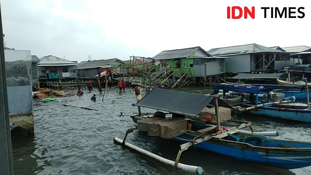 4 Rumah di Perairan Teluk Bandar Lampung Hancur Dihantam Ombak 2 Meter
