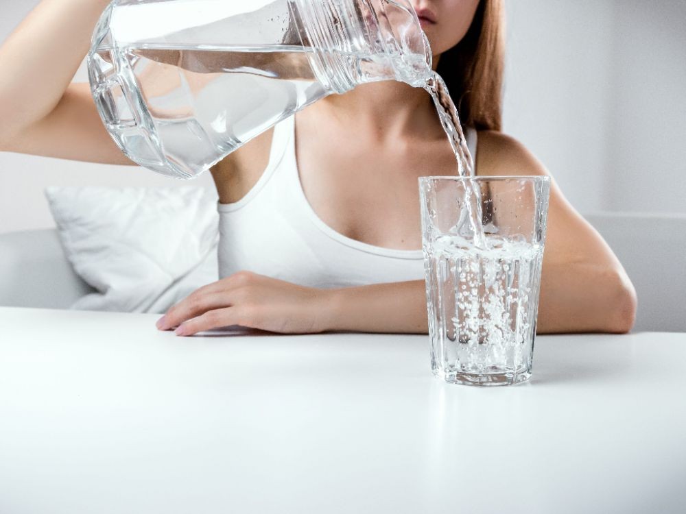 10 Manfaat Minum Air Putih saat Perut Kosong, Bisa Dukung Imun!