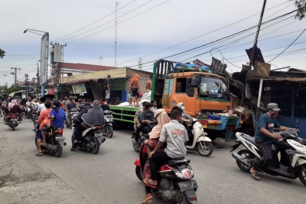 Diduga Rem Blong, Truk Pengangkut Pupuk Seruduk 4 Rumah di Medan