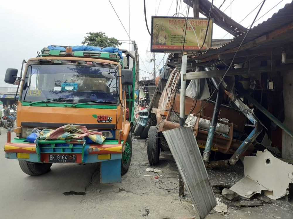 Diduga Rem Blong, Truk Pengangkut Pupuk Seruduk 4 Rumah di Medan