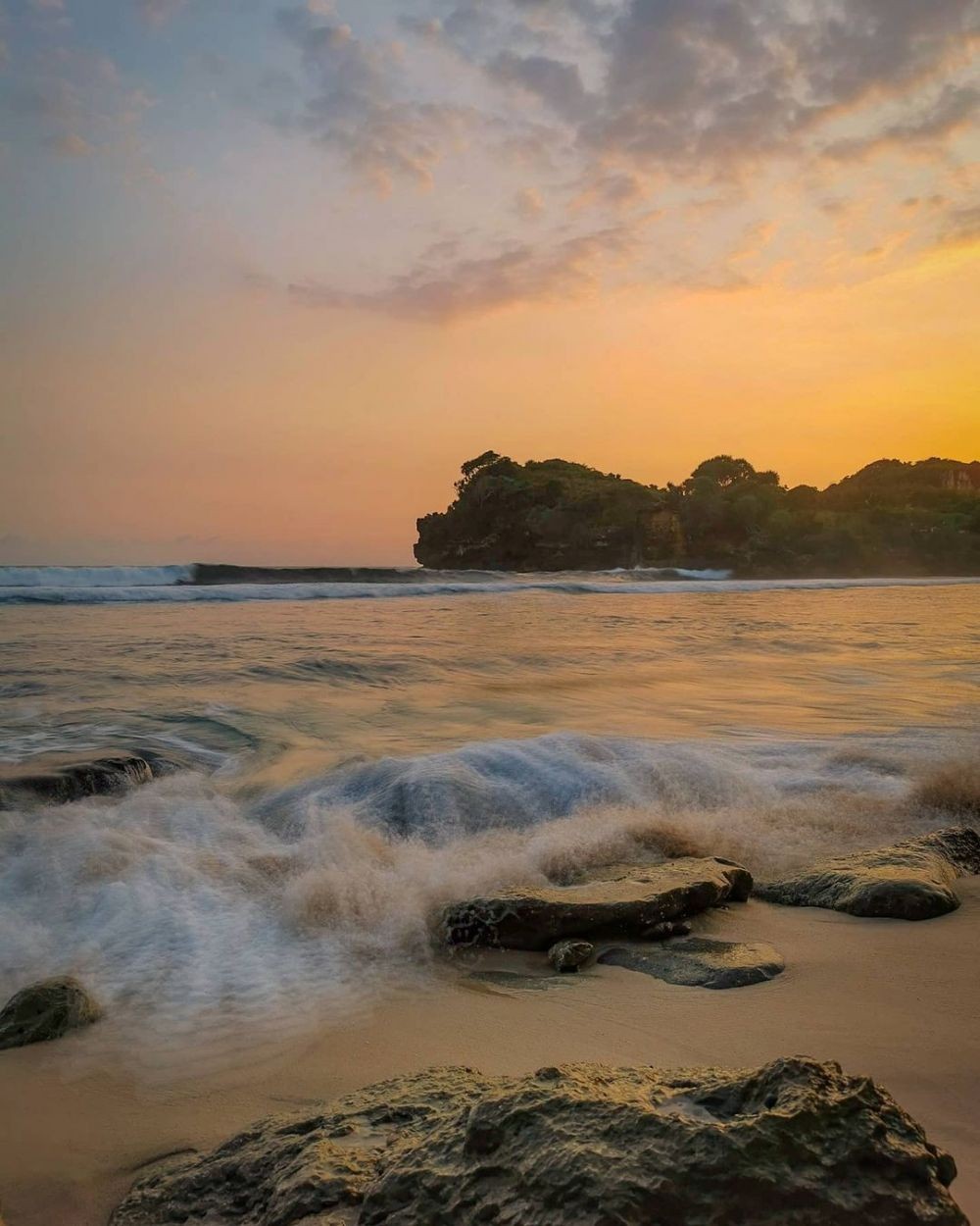 Berikut 10 Pantai Tersembunyi Paling Cantik di Indonesia