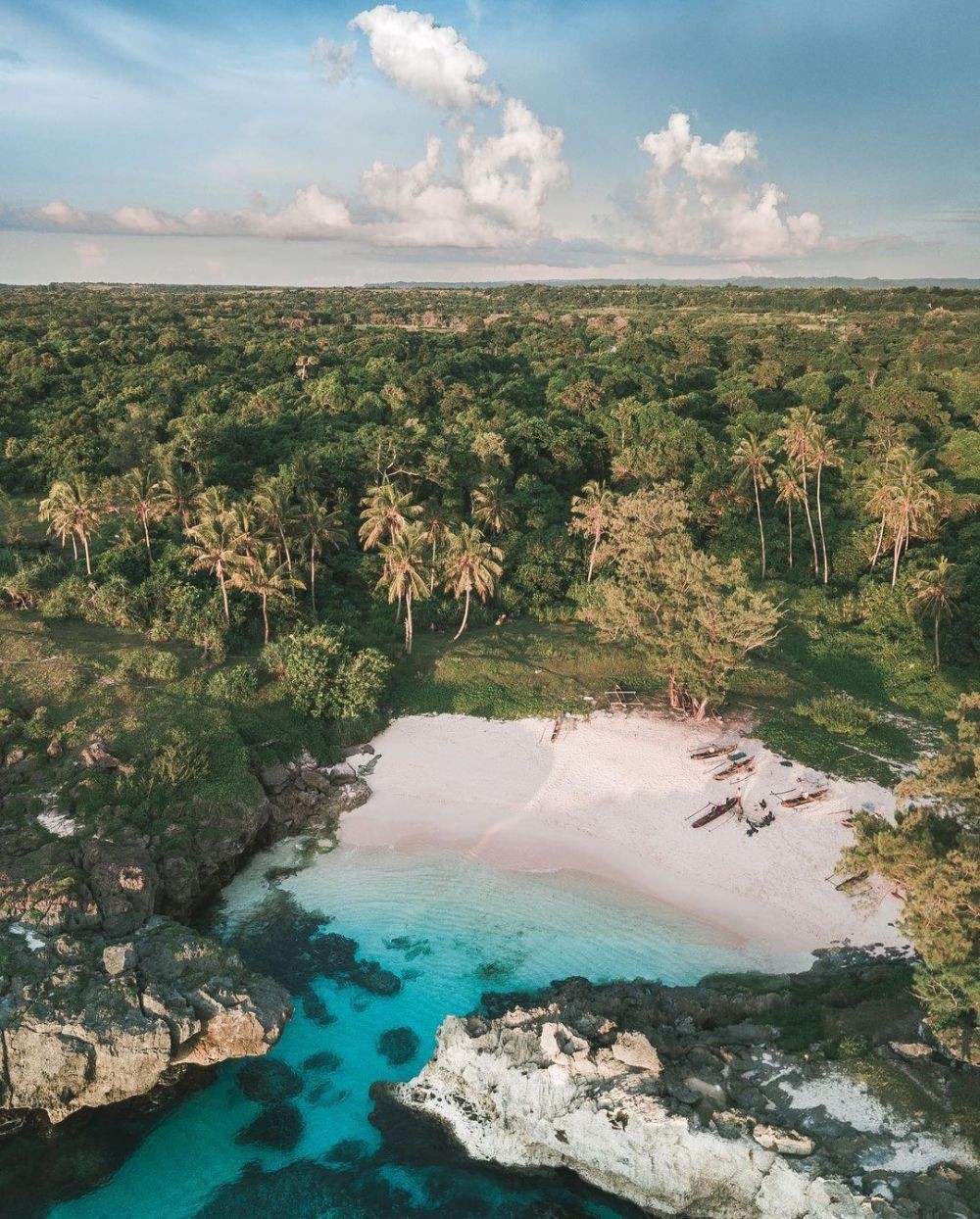 Berikut 10 Pantai Tersembunyi Paling Cantik di Indonesia