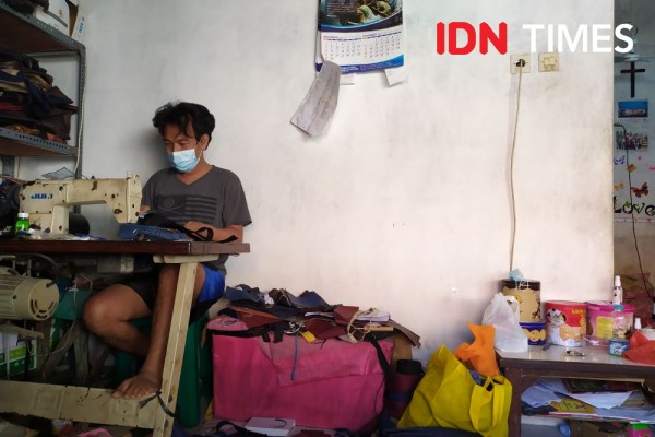 Melawan Gabut Dengan Gotong-Royong Membantu Para Penjahit