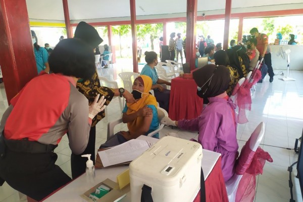 274 Napi Wanita Semarang Divaksinasi COVID-19: Meningkatkan Kekebalan