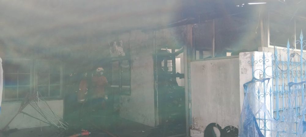 Kebakaran Menghanguskan Rumah di Perum ITS, Satu Bocah Laki-laki Tewas