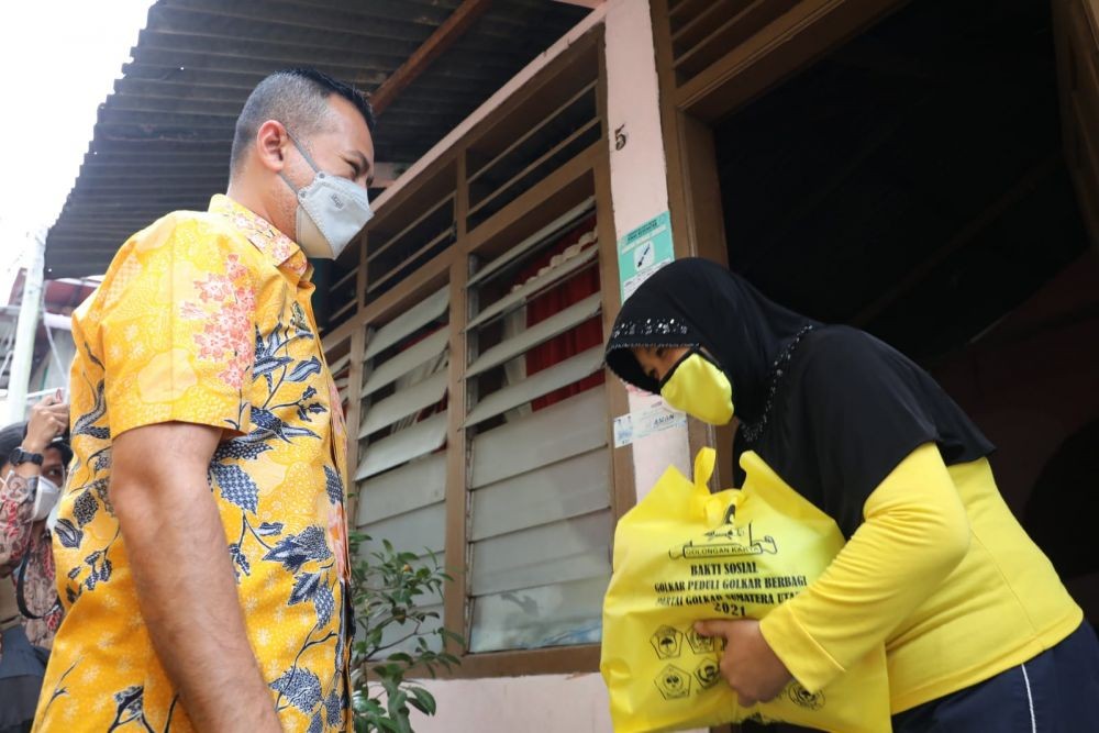 Bantu Warga Terdampak PPKM, Musa Rajekshah Bagi-bagi Sembako