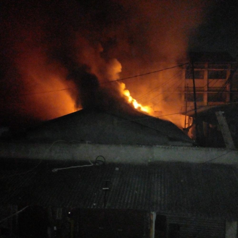 Kebakaran Pasar Loak, Butuh 22 Damkar untuk Pemadaman