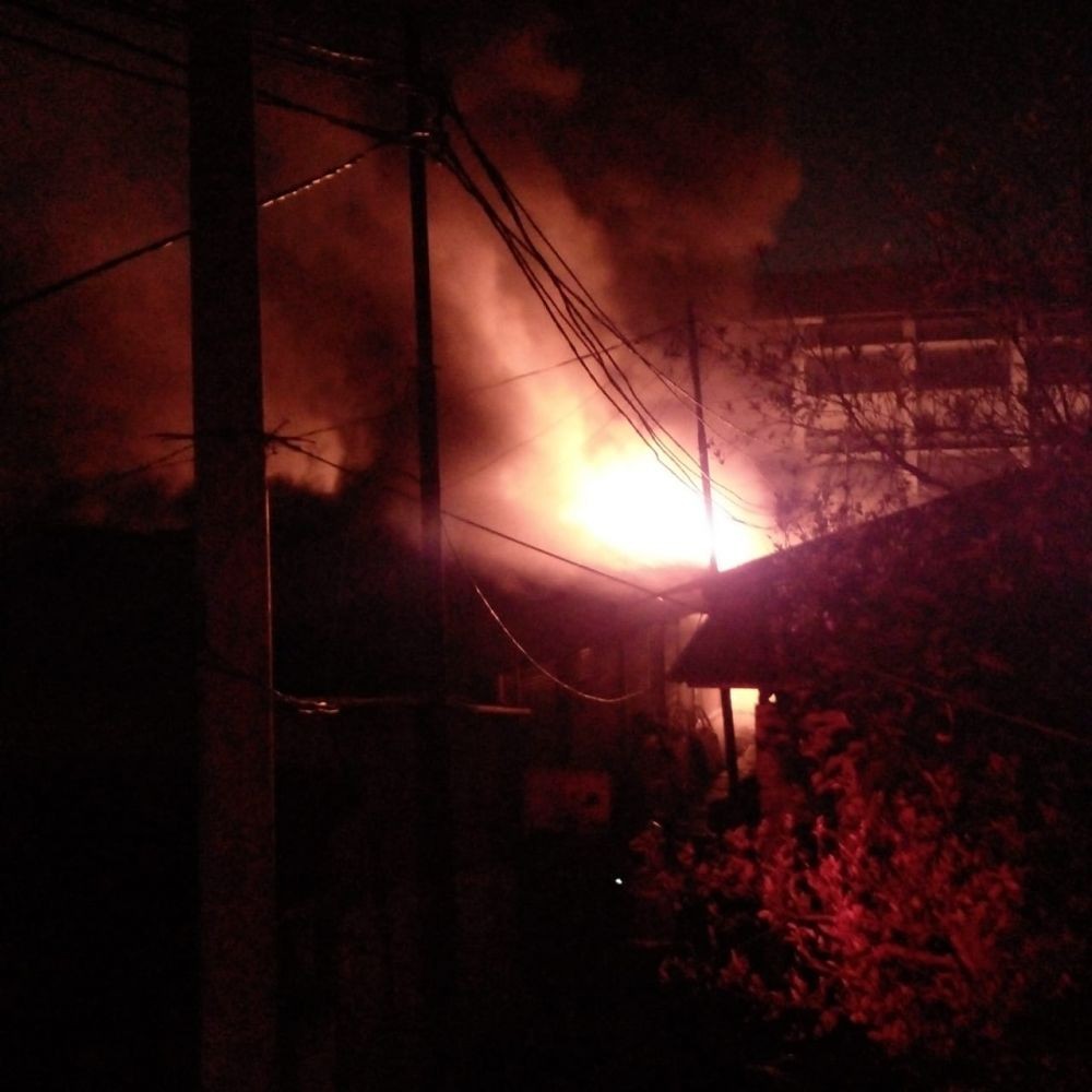 Kebakaran Pasar Loak, Butuh 22 Damkar untuk Pemadaman