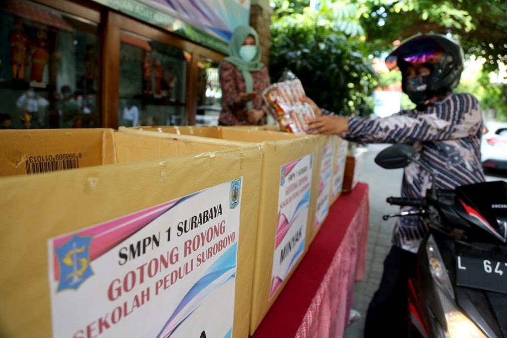 Bantu Warga Terdampak COVID-19, Pelajar Surabaya Ramai-ramai Donasi