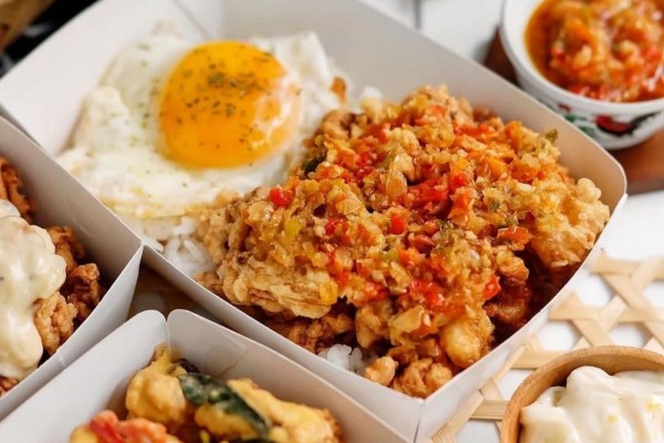 10 Makanan Enak di Makassar Ini Bisa Dibeli Online, Buka Sampai Malam
