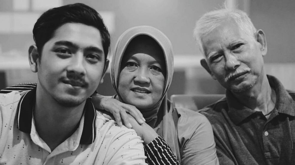 Bikin Meleleh! 9 Potret Aktor jadi Anak Kesayangan Sang Bunda