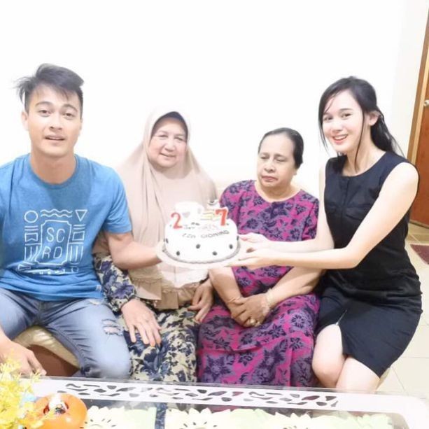 Bikin Meleleh! 9 Potret Aktor jadi Anak Kesayangan Sang Bunda