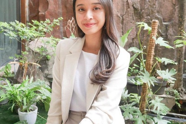 Raih Gelar Master Psikologi, 10 Potret Terbaru Nimaz Dewantary
