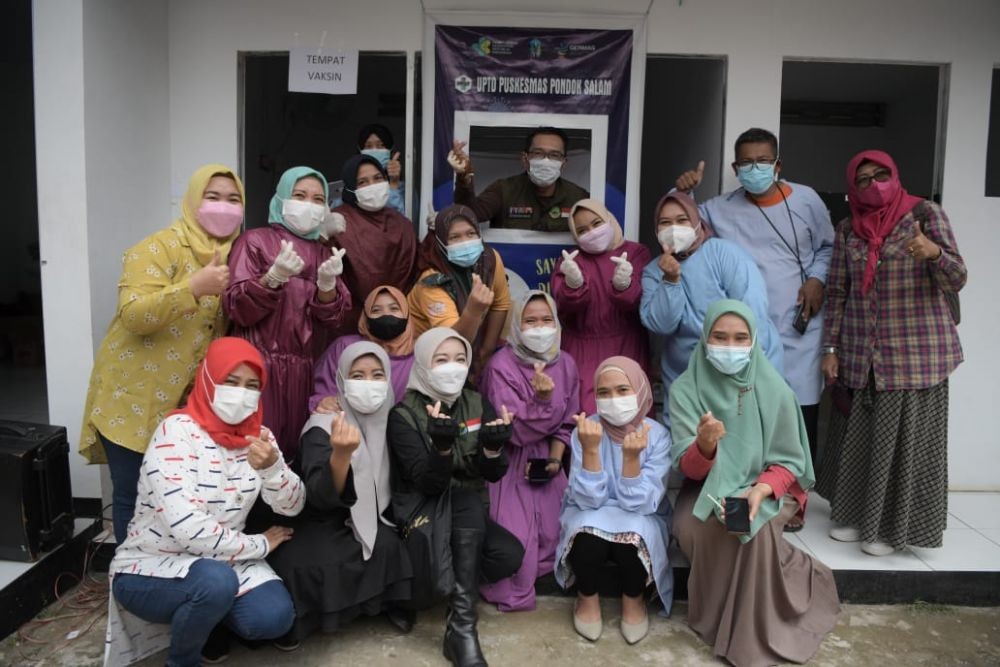 Potret Kang Kamil-Atalia Motoran Bagikan Sembako hingga Cek Vaksinasi 