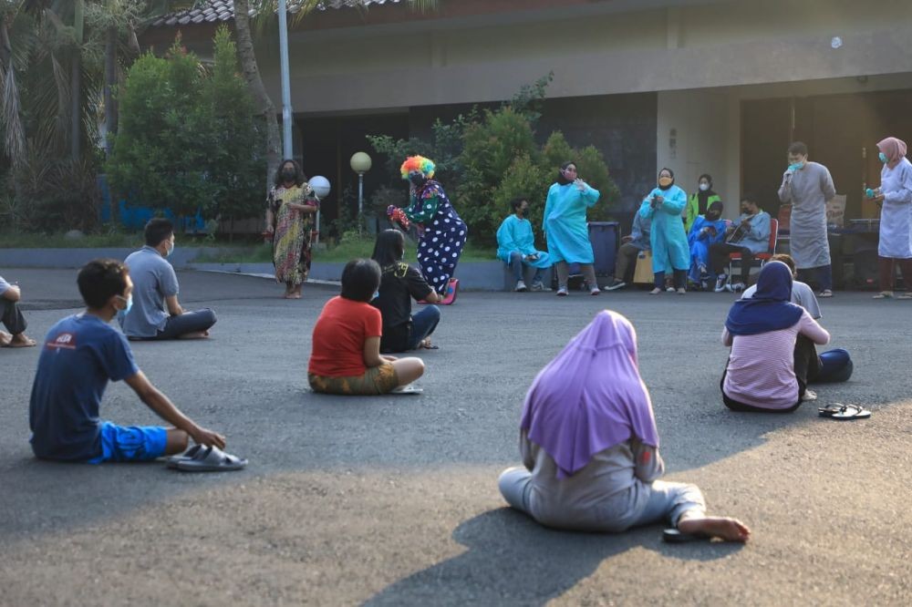 Kisah Mahasiswa Semarang Rela Jadi Badut Demi Hibur Pasien COVID-19
