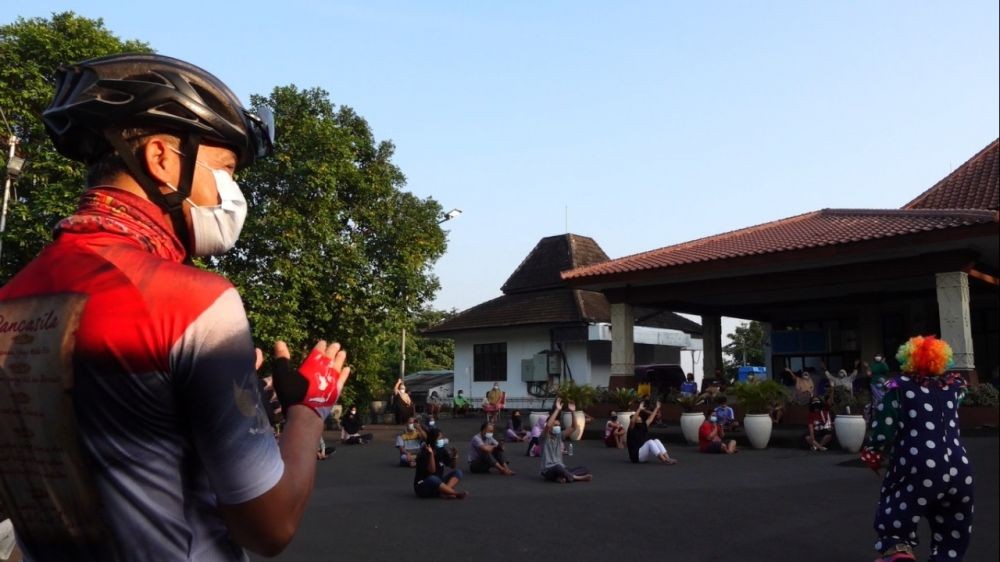Kisah Mahasiswa Semarang Rela Jadi Badut Demi Hibur Pasien COVID-19