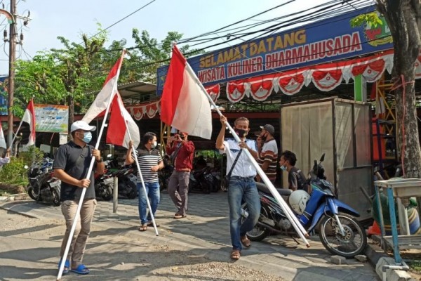 Tak Menyerah, Pedagang Kuliner Surabaya Kibarkan Bendera Merah Putih
