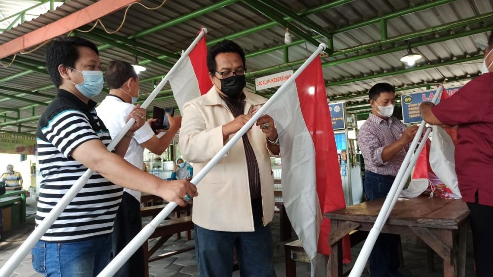 Tak Menyerah, Pedagang Kuliner Surabaya Kibarkan Bendera Merah Putih