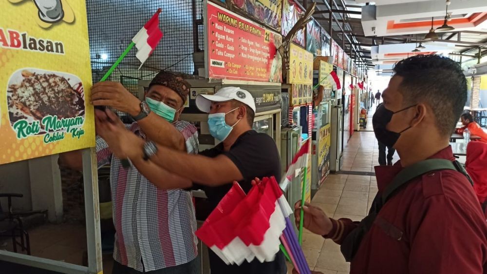 Tak Menyerah, Pedagang Kuliner Surabaya Kibarkan Bendera Merah Putih