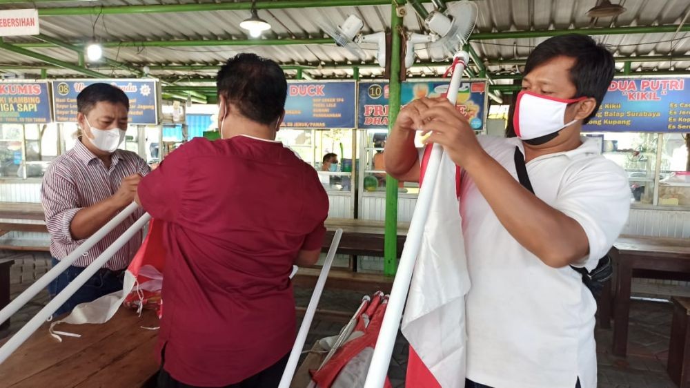 Tak Menyerah, Pedagang Kuliner Surabaya Kibarkan Bendera Merah Putih