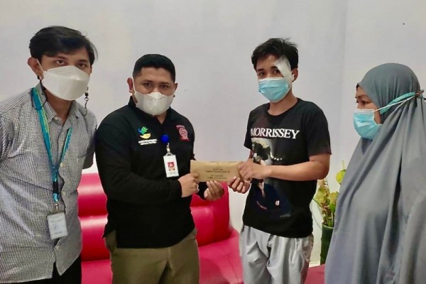 Mensos Risma Beri Bantuan ke Korban Tabrak Lari Mobil Rescue