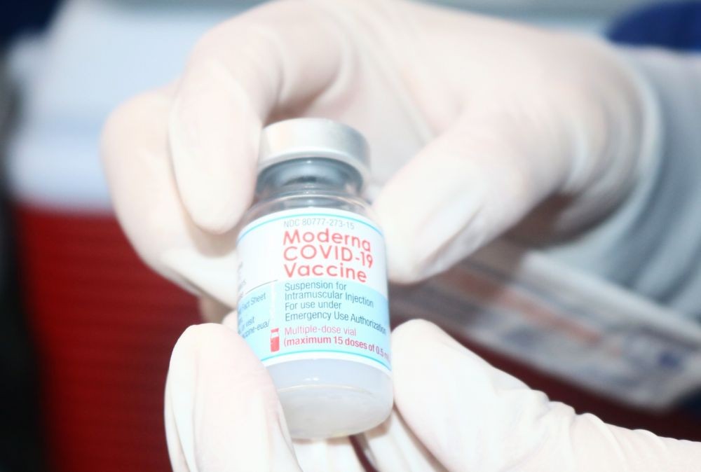 Khofifah Tinjau Vaksinasi Dosis Ketiga untuk Nakes di Malang 