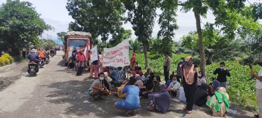 Kibarkan Merah Putih, Warga Langkat Duduki Jalan Lintas Sumut