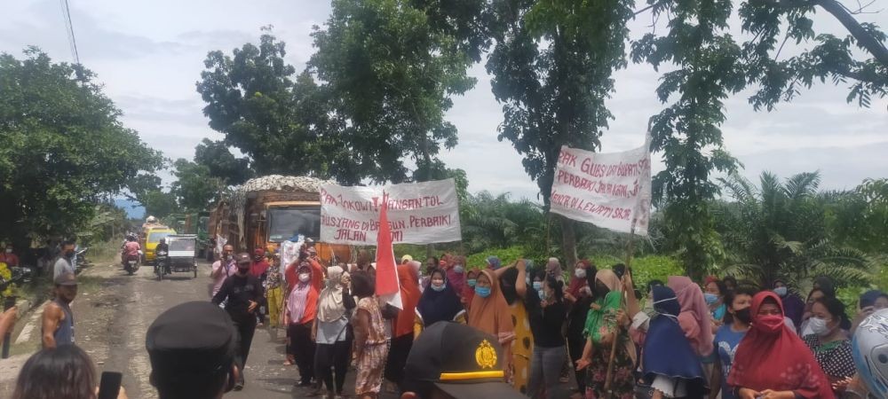 Kibarkan Merah Putih, Warga Langkat Duduki Jalan Lintas Sumut