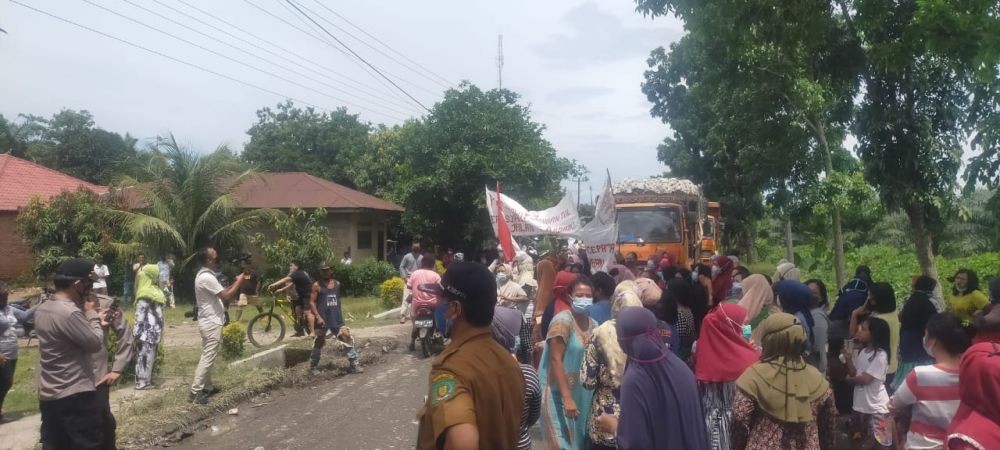 Kibarkan Merah Putih, Warga Langkat Duduki Jalan Lintas Sumut