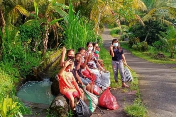 Anak-anak di Tabanan Diajak Memungut Sampah Biar Bersosialisasi